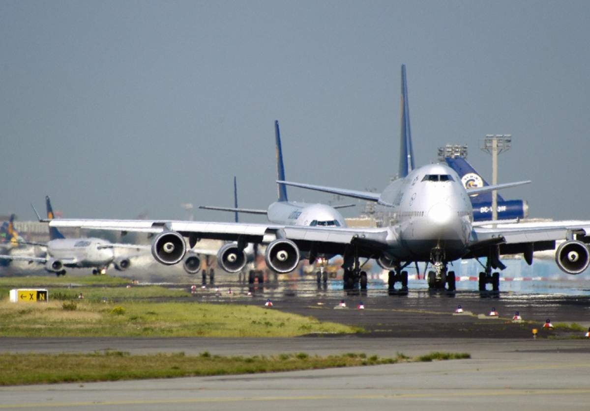 Aterizare de urgenţă pe aeroportul Otopeni! Un bărbat a fost declarat mort