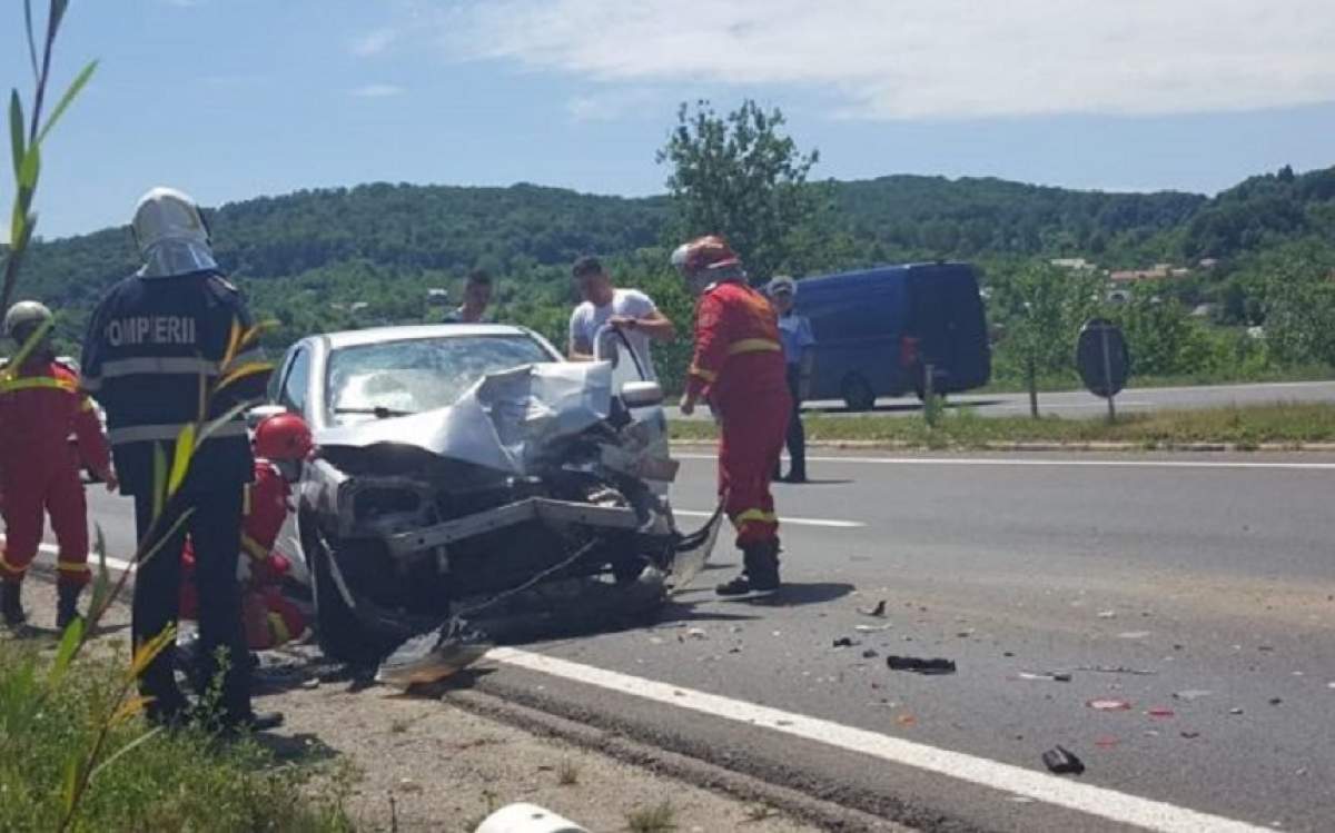 FOTO / Accident pe DN1. Un echipaj de poliție ce intervenea într-o tentativă de suicid a fost lovit violent de un autoturism