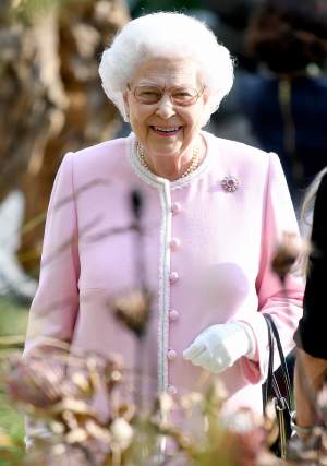 FOTO / Regina Elisabeta a captat toate privirile la festivalul florilor, cu o ținută impecabilă! Ce semnificație a avut culoarea hainelor alese