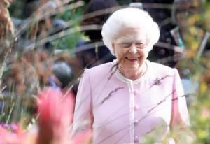 FOTO / Regina Elisabeta a captat toate privirile la festivalul florilor, cu o ținută impecabilă! Ce semnificație a avut culoarea hainelor alese