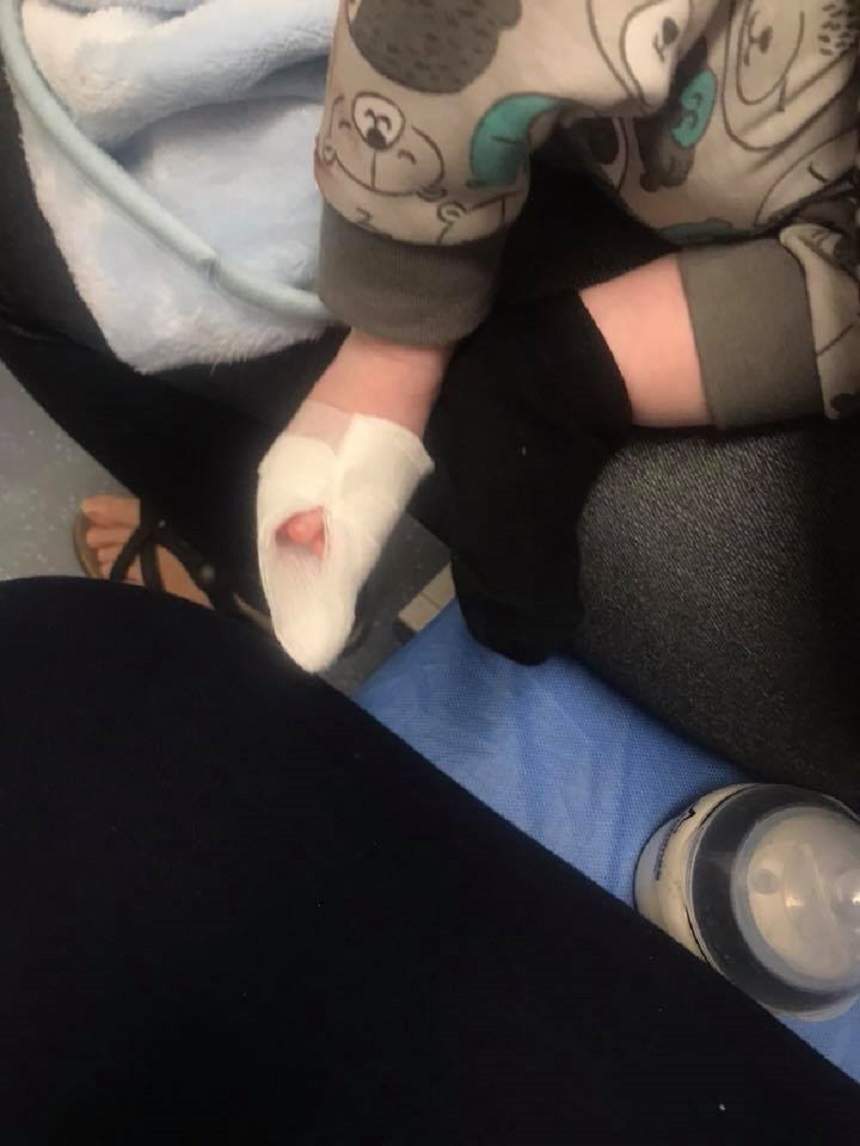 FOTO / O femeie și-a găsit bebelușul dormind în pătuțul pătat de sânge. Trage un semnal de alarmă pentru toți părinții