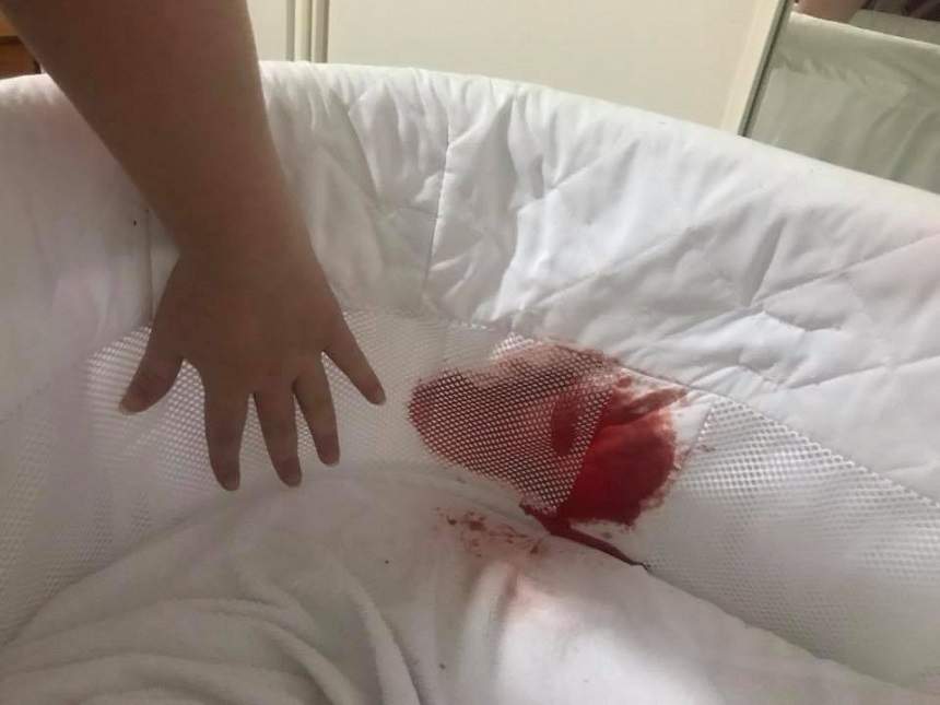 FOTO / O femeie și-a găsit bebelușul dormind în pătuțul pătat de sânge. Trage un semnal de alarmă pentru toți părinții