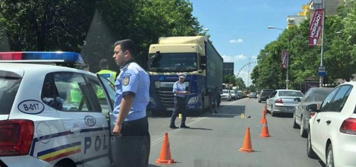 FOTO / Accident grav în Capitală! Un pieton a fost spulberat de un camion