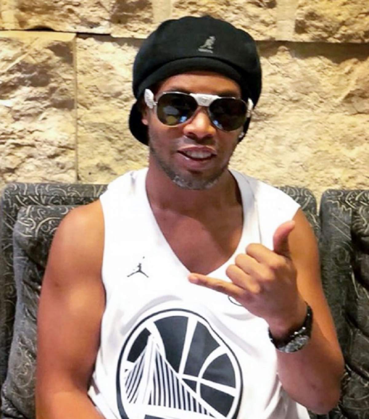 Ronaldinho încalcă legea din dragoste! Iubeşte două femei şi se căsătoreşte cu amândouă