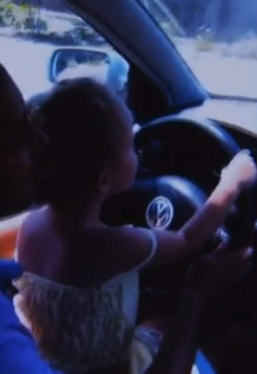 VIDEO & FOTO / Imagini șocante! Fetiță de șase ani la volan, încurajată de mamă să conducă: „Ține mașina dreaptă, mami!”