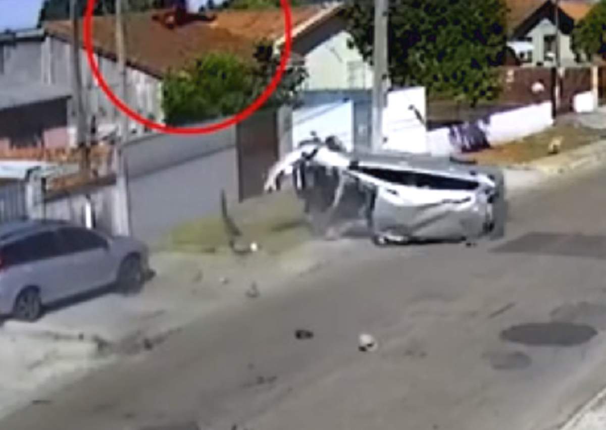 VIDEO / Moment şocant! Pasagerul unei maşini furate zboară pur şi simplu pe geam în timp ce aceasta se rostogoleşte