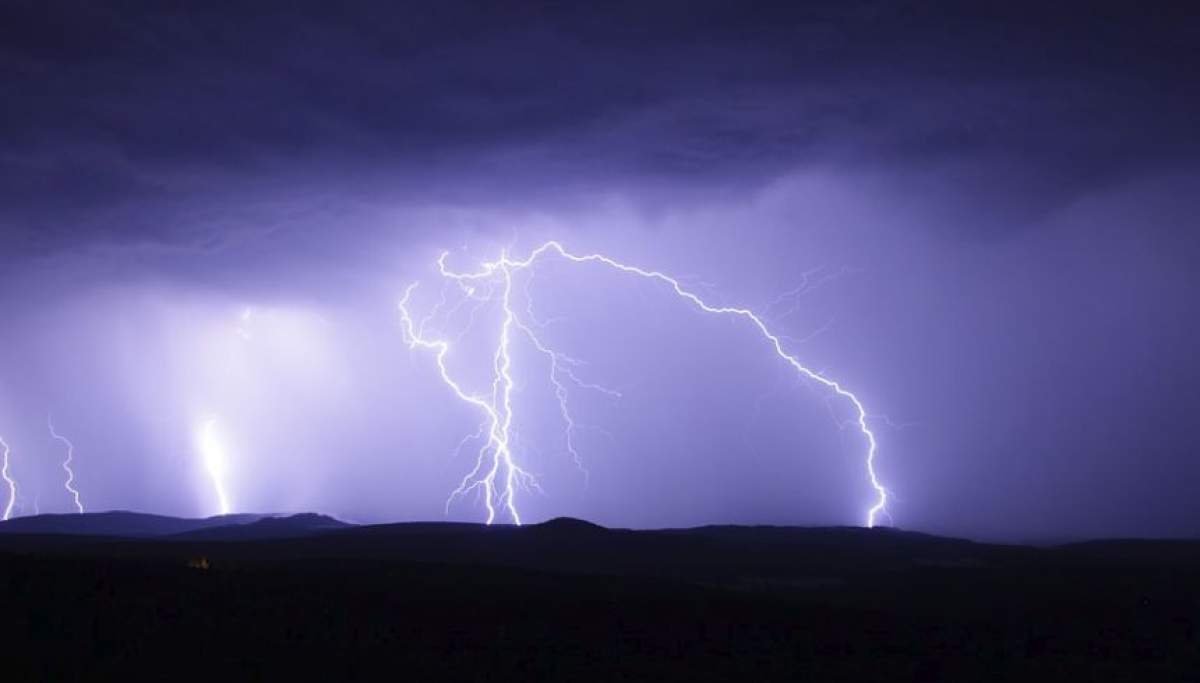 UPDATE / Anunţ de ultim moment de la meteorologi. Descărcări electrice şi grindină, în această seară