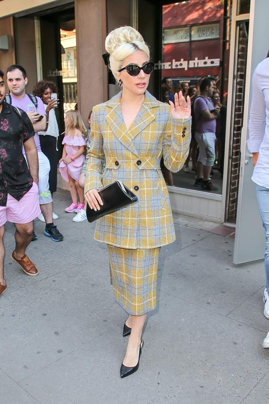 FOTO / Lady Gaga, îmbrăcată ca o bunică pe stradă. Artista a renunțat la hainele excentrice