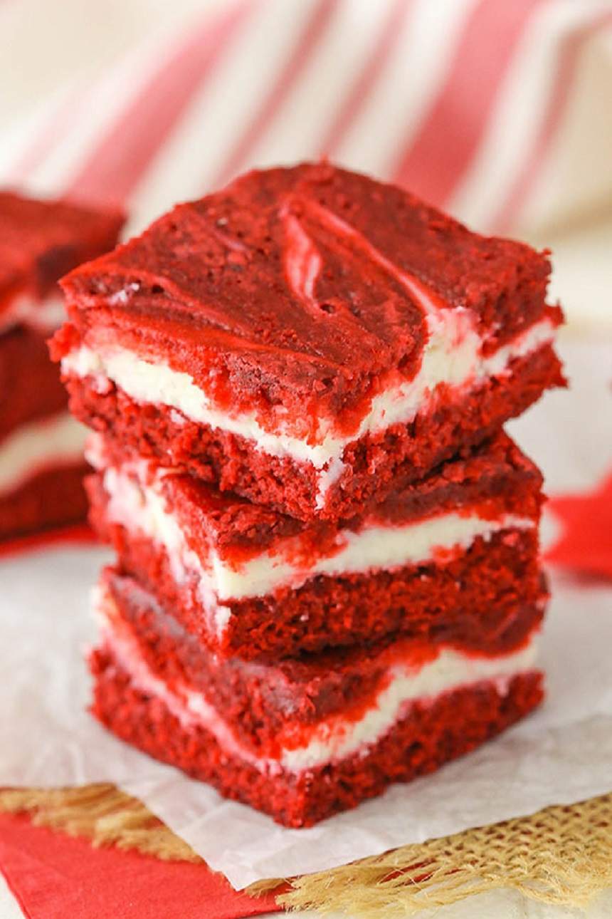 REȚETA ZILEI: Negrese red velvet cu amestec de cheesecake. Un altfel de desert!