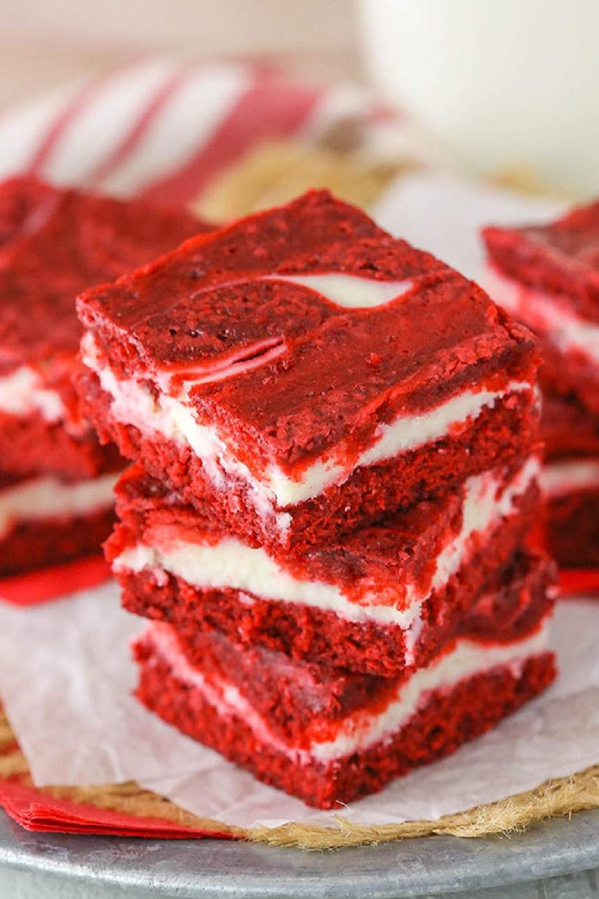 REȚETA ZILEI: Negrese red velvet cu amestec de cheesecake. Un altfel de desert!