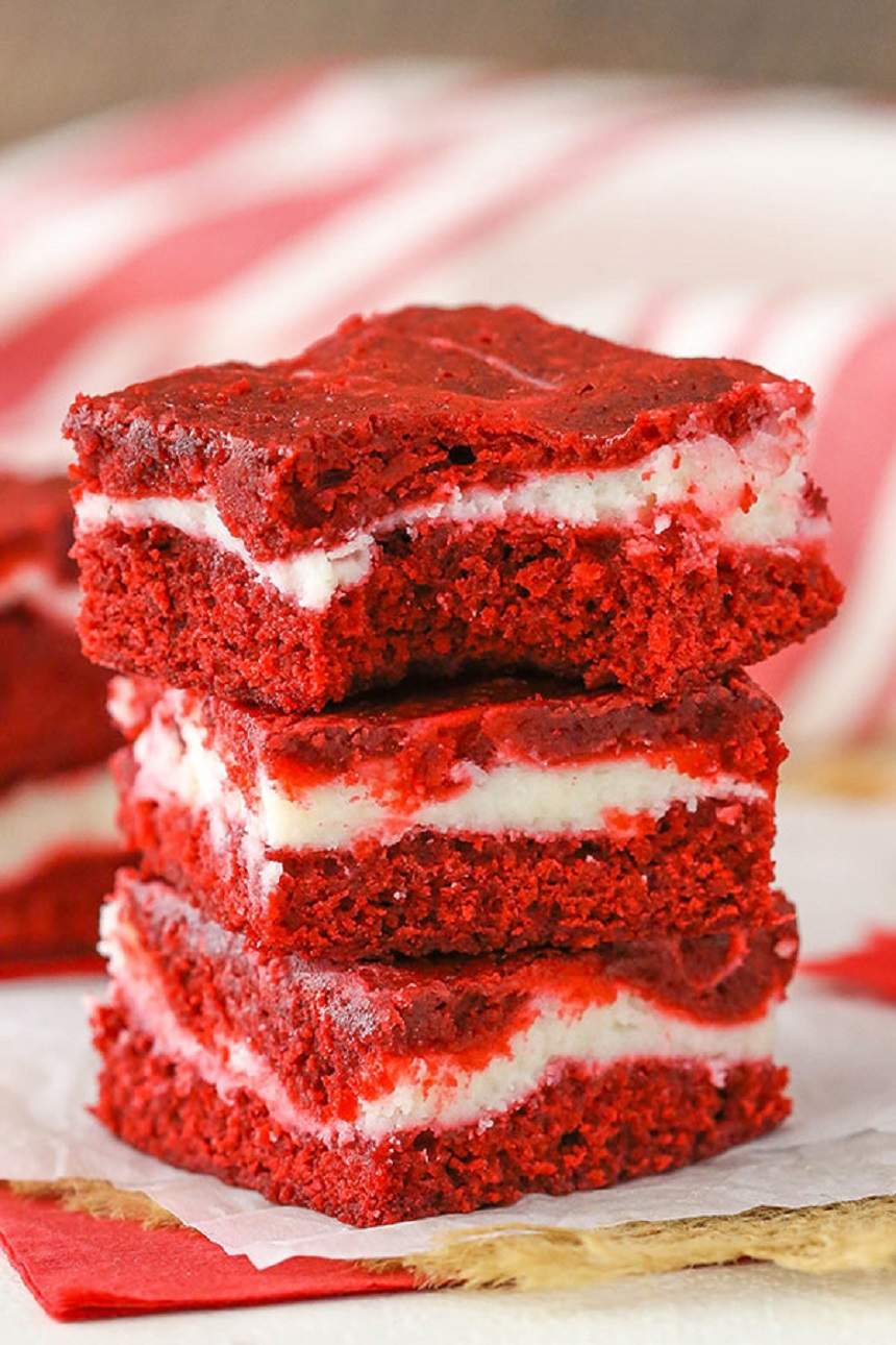 REȚETA ZILEI: Negrese red velvet cu amestec de cheesecake. Un altfel de desert!