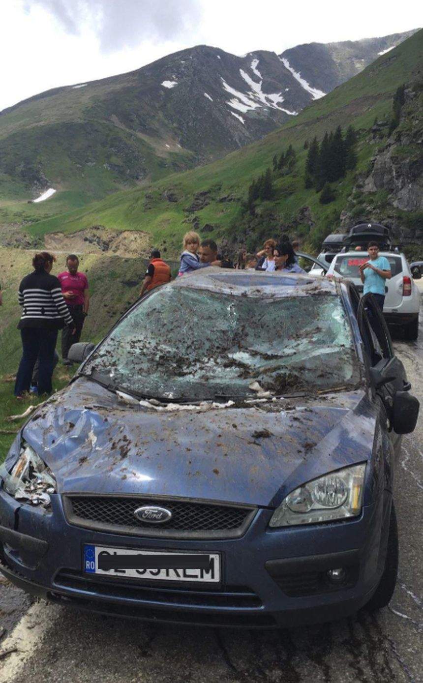 FOTO / Momente de panică, duminică, pe Transfăgărăşan. O ploaie de pietre a distrus o maşină