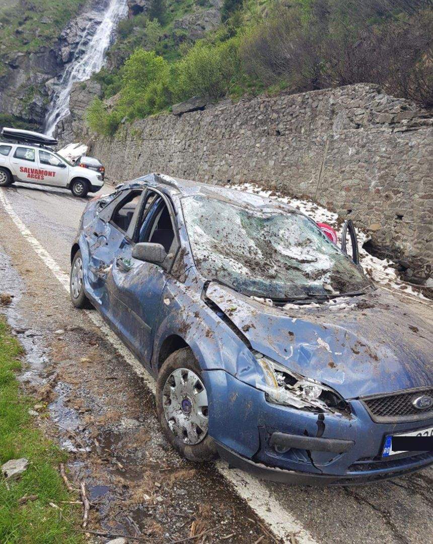 FOTO / Momente de panică, duminică, pe Transfăgărăşan. O ploaie de pietre a distrus o maşină