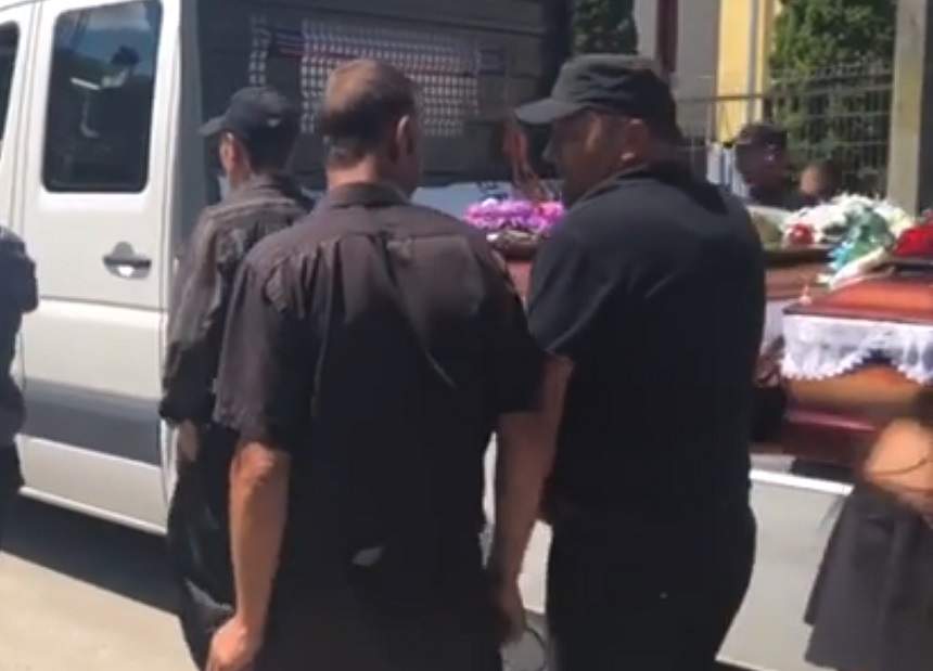 VIDEO / Românii morți în accidentul din Ungaria au fost înmormântați. Sute de oameni și-au strigat durerea