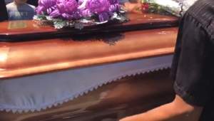 VIDEO / Românii morți în accidentul din Ungaria au fost înmormântați. Sute de oameni și-au strigat durerea