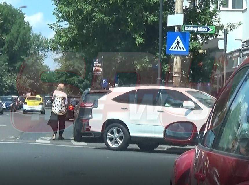 VIDEO PAPARAZZI / Aglomeraţia, bat-o vina! Unde şi-a parcat maşina Iuliana Marciuc, după ce a văzut că toate locurile erau ocupate