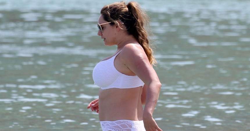 FOTO / O actriță celebră și-a etalat sânii lăsați și celulita, pe plajă. Dezgust total pentru cei prezenți!
