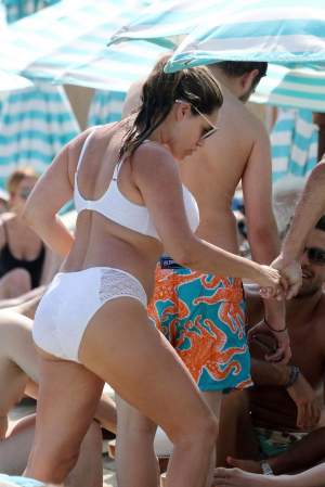 FOTO / O actriță celebră și-a etalat sânii lăsați și celulita, pe plajă. Dezgust total pentru cei prezenți!