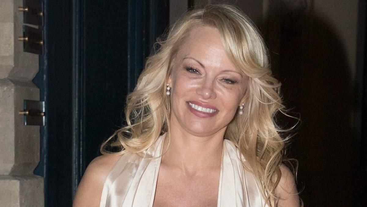 FOTO / Pamela Anderson, sexy ca la 20 de ani! Vedeta a arătat tot ce are mai frumos într-o rochie cu decolteu amețitor