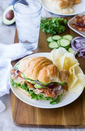 REȚETA ZILEI: Sandwich cu curcan, bacon și avocado. Cel mai delicios mic-dejun