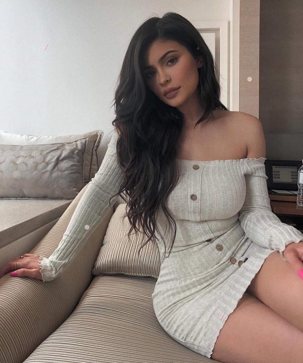 A devenit mamă după ce a ţinut sarcina ascunsă, iar acum surprinde din nou. Cum a apărut Kylie Jenner, la braţul iubitului infidel