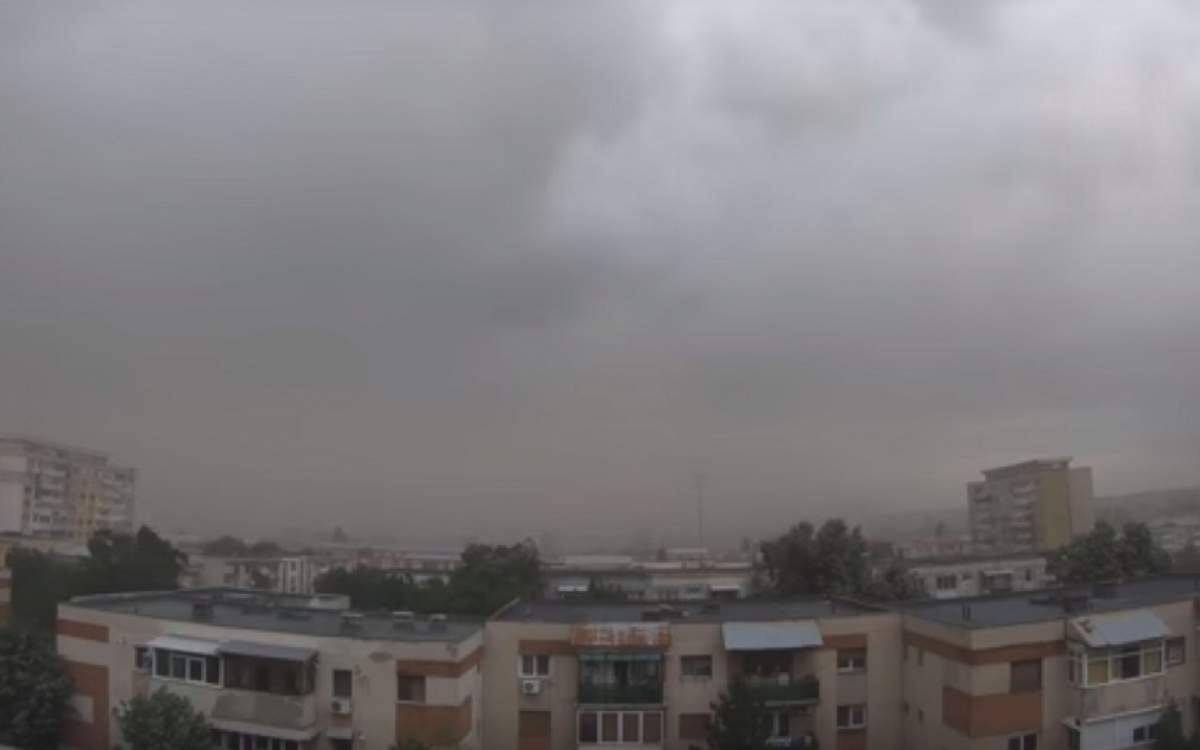 VIDEO / La Craiova, ca în Sahara! Imagini incredibile cu o furtună de nisip care a măturat tot orașul