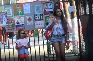 VIDEO PAPARAZZI / Este sexy şi frumoasă, dar şi mămică aleasă!  Laurette, comportament de nota 10 cu fiica sa