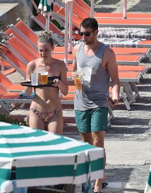 FOTO / I-a cărat berica la plajă iubitului! Actriță celebră, surprinsă în ipostaze jenante