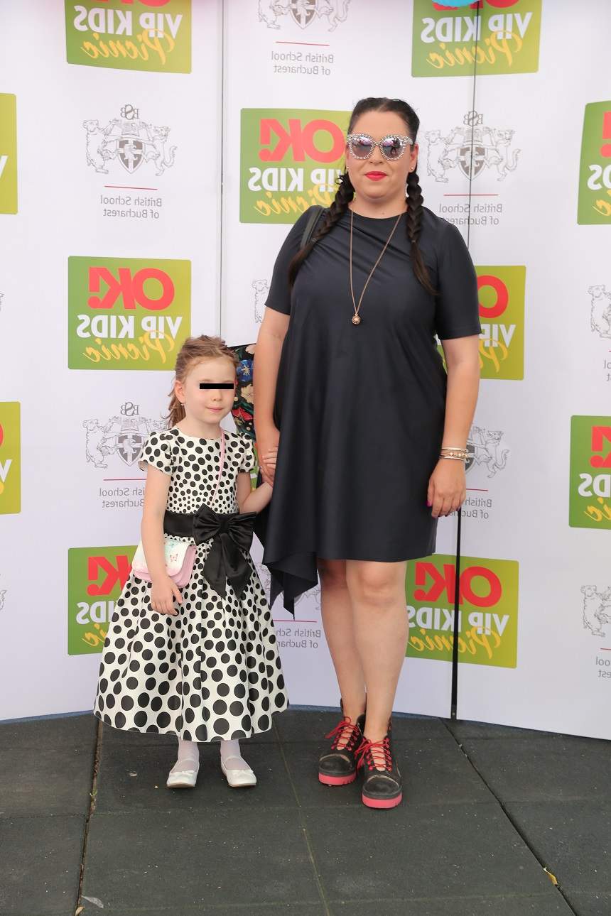 FOTO / Oana Roman, ţinută îndrăzneaţă la un eveniment dedicat copiilor. Ce look a adoptat vedeta