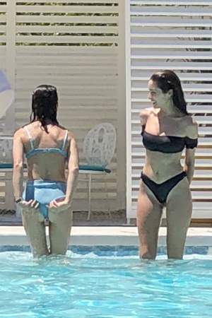 FOTO / Bătălia posterioarelor bombate, la piscină! Fosta Miss Universe și prietena ei au încins atmosfera în costume de baie sexy