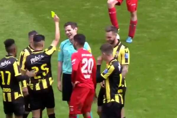 VIDEO EPIC! Un arbitru a primit cartonaşul galben din partea unui fotbalist! Vezi momentul incredibil