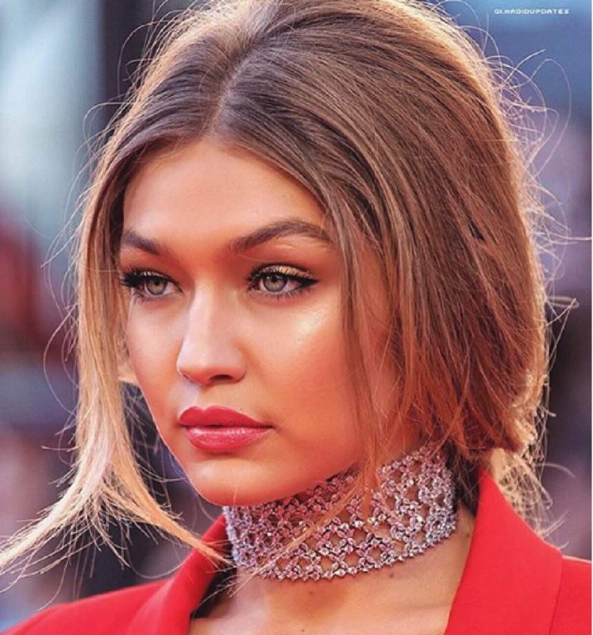 Gigi Hadid, photoshopată pe coperta unei reviste de modă. Fanii dau de pământ cu modelul, pe care îl acuză de înșelăciune 