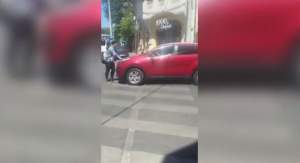 Prima reacţie a şoferului care a luat pe capotă un elev. Bărbatul e profesor de religie în Bucureşti