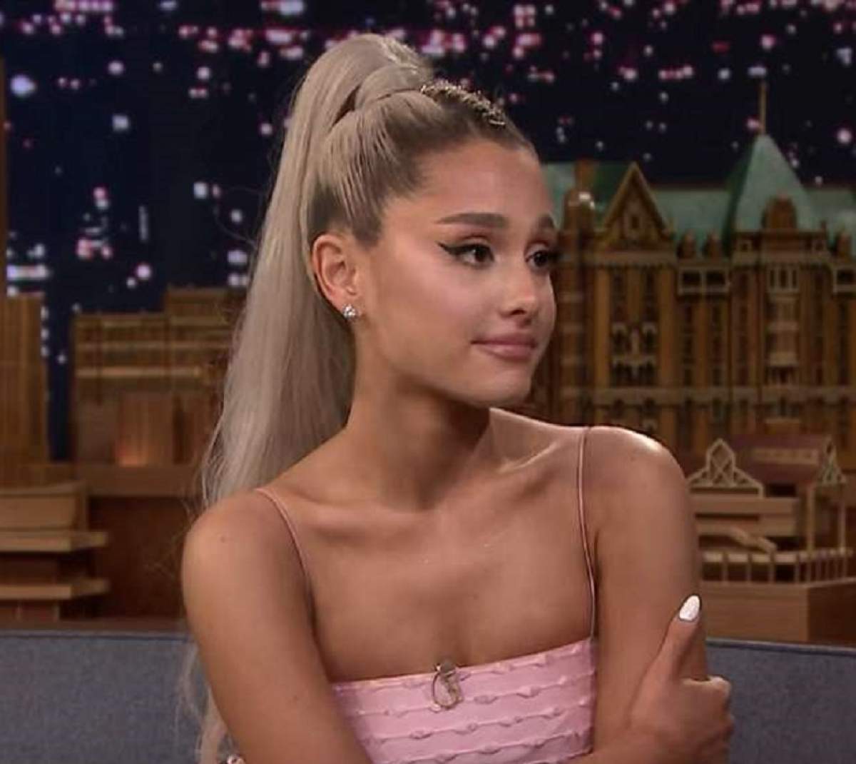 VIDEO / Ariana Grande, în lacrimi la prima apariția la TV după atentatul din Manchester