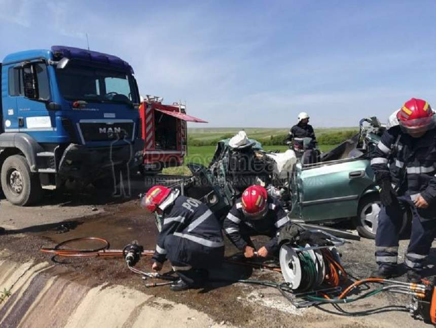 FOTO / Accident mortal pe o şosea din Botoşani! Un bărbat în vârstă de 57 de ani s-a izbit frontal de un camion