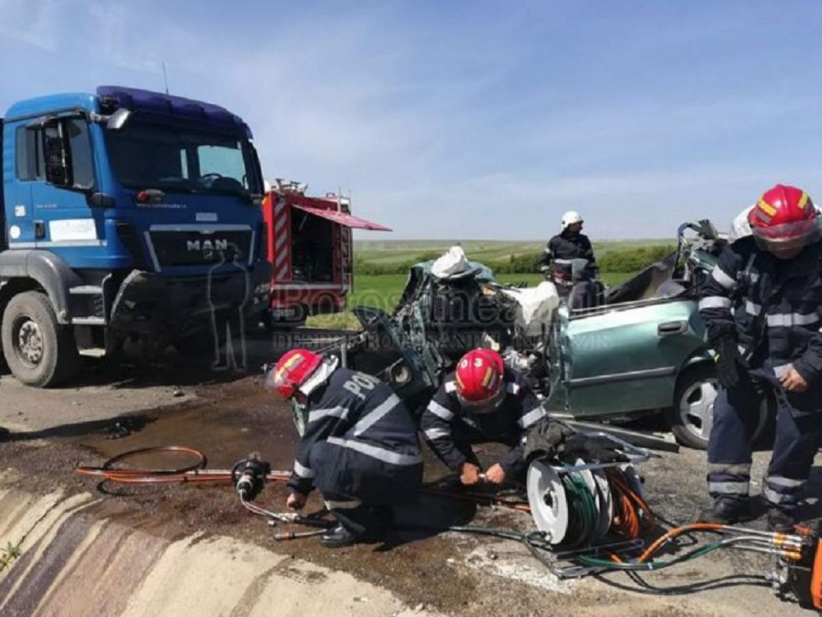 FOTO / Accident mortal pe o şosea din Botoşani! Un bărbat în vârstă de 57 de ani s-a izbit frontal de un camion