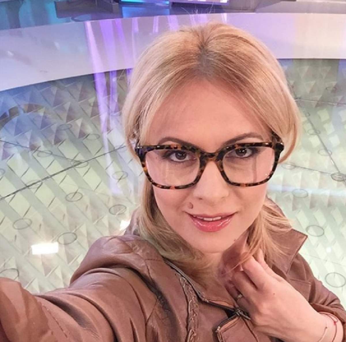 FOTO / Ce s-a întâmplat în platoul  „Acces Direct” chiar înaintea emisiunii! Simona Gherghe a împărtăşit momentul cu fanii