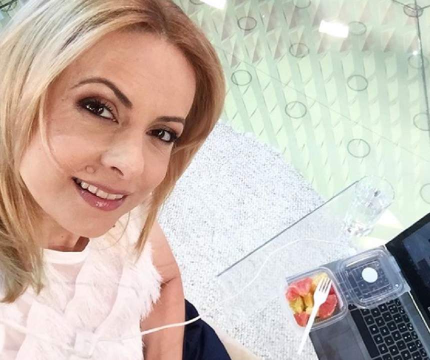 FOTO / Ce s-a întâmplat în platoul  „Acces Direct” chiar înaintea emisiunii! Simona Gherghe a împărtăşit momentul cu fanii