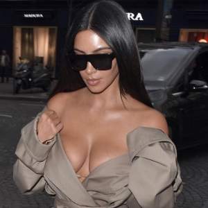 FOTO / Kim Kardashian a ieșit cu sânii pe afară, iar internauții au reacționat imediat: „Așa fierbinte pe stradă?”