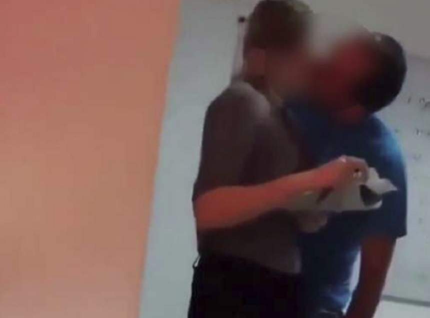 Imagini șocante, surprinse într-un liceu din Maramureş! Un profesor sărută şi pipăie o elevă în faţa clasei