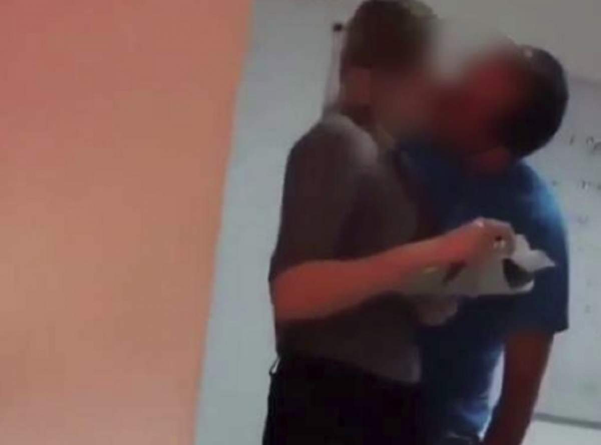 Imagini șocante, surprinse într-un liceu din Maramureş! Un profesor sărută şi pipăie o elevă în faţa clasei