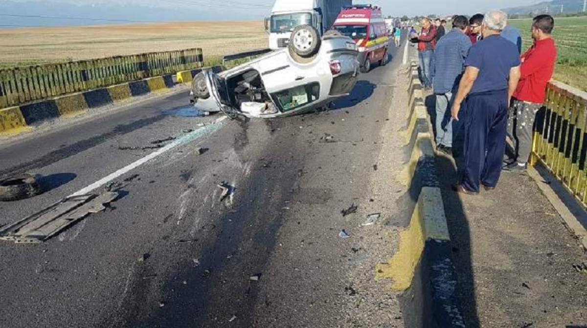 FOTO / Un mort și un rănit, în urma unui grav accident pe DN1. Două mașini s-au ciocnit frontal