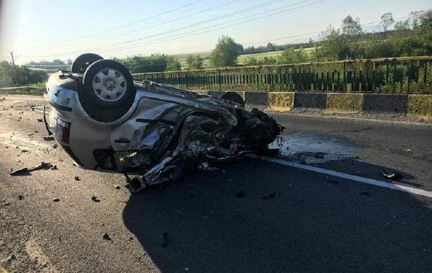 FOTO / Un mort și un rănit, în urma unui grav accident pe DN1. Două mașini s-au ciocnit frontal