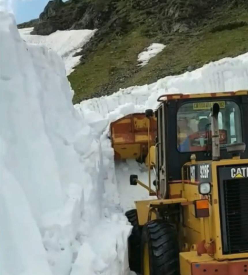 VIDEO / Zăpadă de 6 metri pe Transfăgărăşan! Mai multe autospeciale intervin