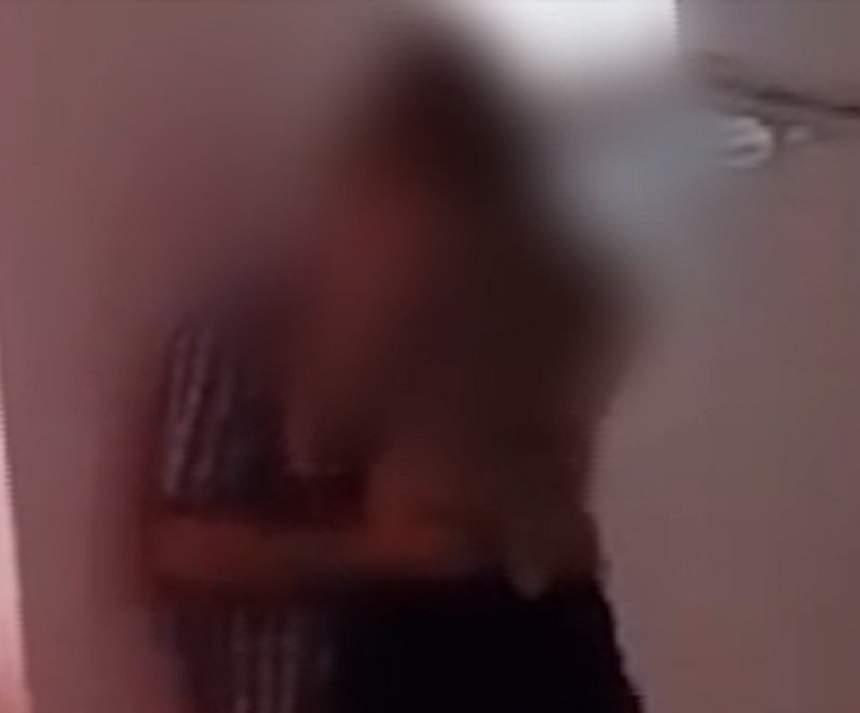 Au apărut noi filmuleţe cu eleva şi profesorul care se sărutau în clasă: "Era întinsă pe catedră, cu picioarele în sus şi el era peste ea"