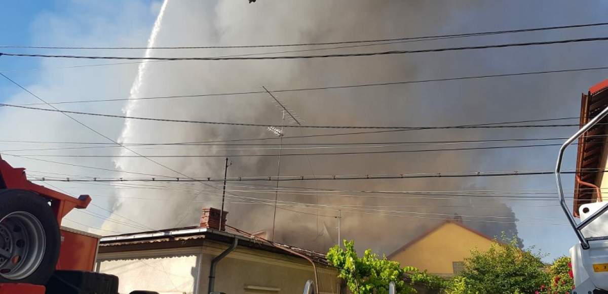 VIDEO & FOTO / Incendiu de proporții în Sectorul doi al Capitalei! Au intervenit opt autospeciale la fața locului