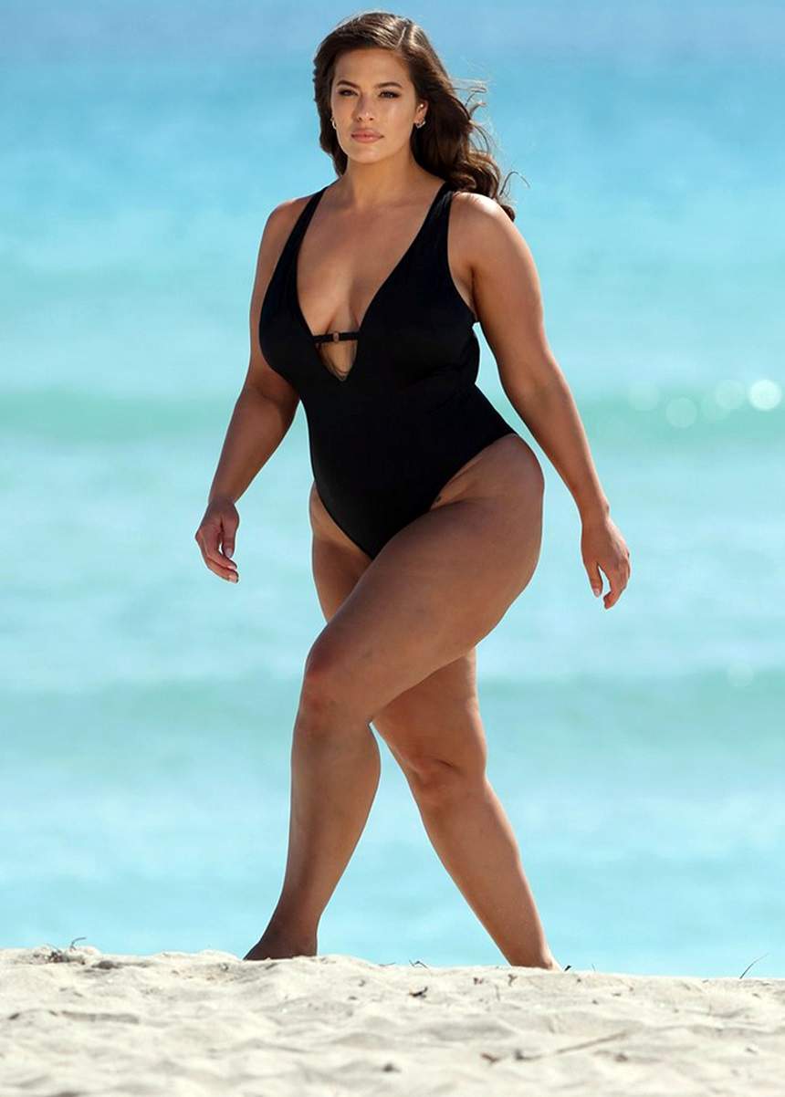 FOTO HOT / Modelul plus-size Ashley Graham, pictorial de senzație pe plajă. Și-a arătat formele voluptoase în costume de baie minuscule