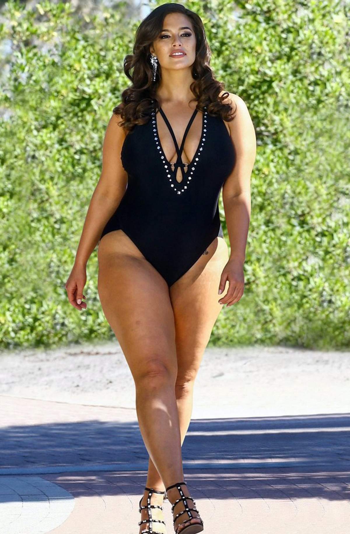 FOTO HOT / Modelul plus-size Ashley Graham, pictorial de senzație pe plajă. Și-a arătat formele voluptoase în costume de baie minuscule