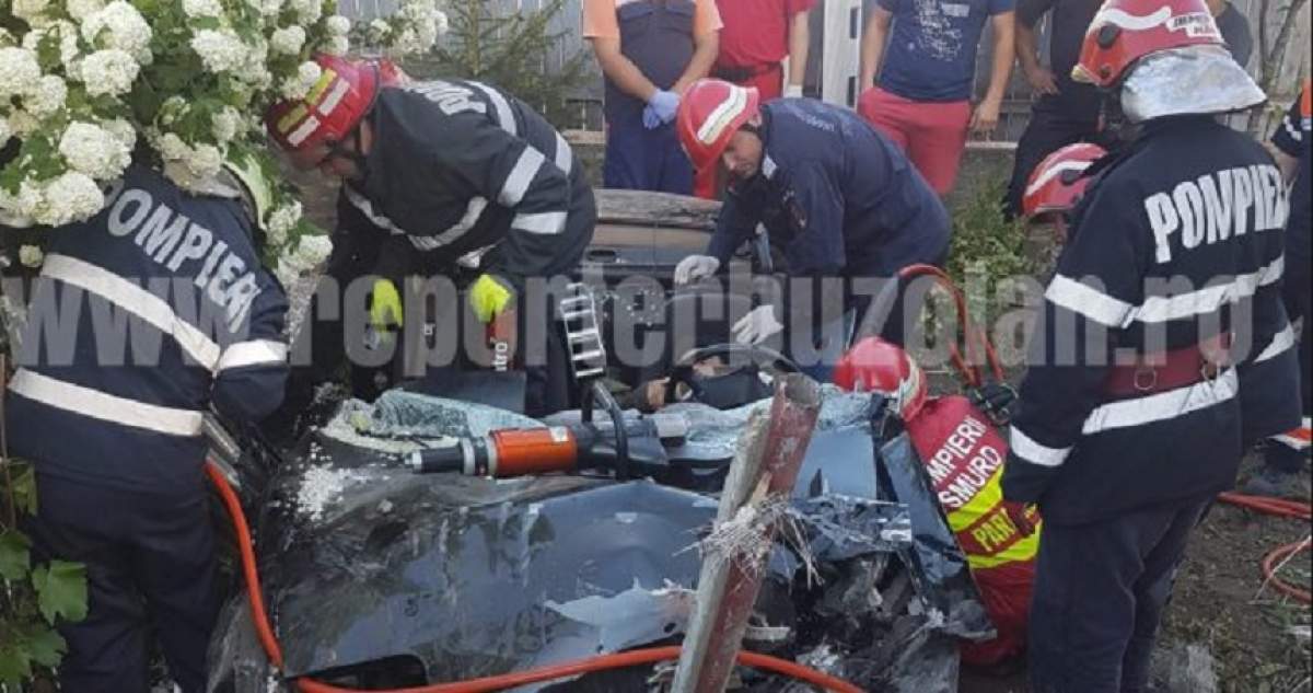 Accident grav în Buzău! Pompierii se chinuie să scoată dintre fiarele contorsionate un bărbat
