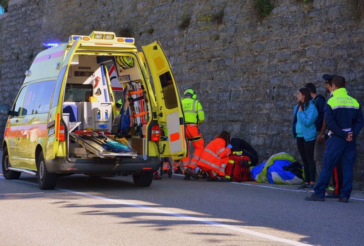 O ambulanţă a pierdut pacientul în drum spre spital! Membrii echipajului au consumat droguri